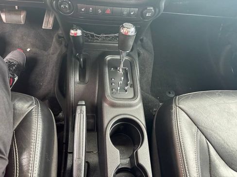 Used 2015 Jeep Wrangler Unlimited Rubicon w/ Connectivity Group AWD/4WD image 13