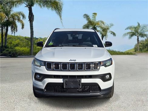 Used 2024 Jeep Compass Latitude image 3