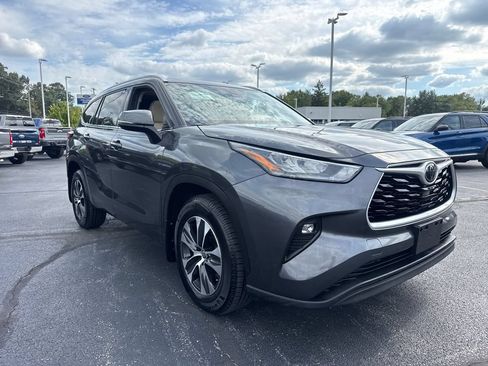 Used 2020 Toyota Highlander XLE AWD/4WD image 4