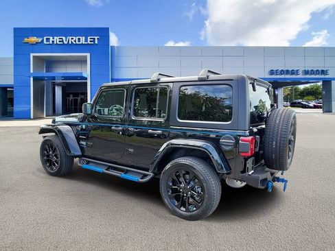 Used 2022 Jeep Wrangler Unlimited Sahara AWD/4WD image 3