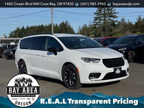 New 2026 Chrysler Pacifica Select w/ S Appearance Package FWD image 3