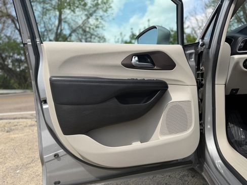 Used 2017 Chrysler Pacifica Touring-L image 22