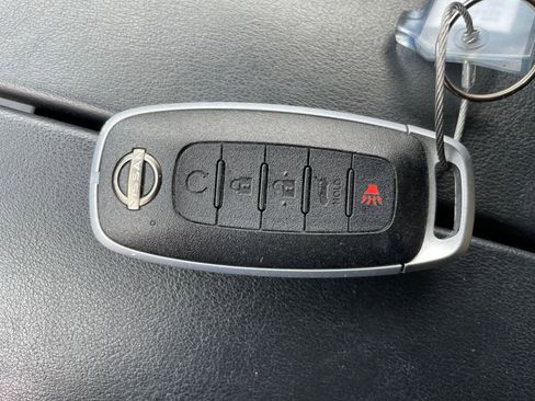 Used 2025 Nissan Rogue SV image 21