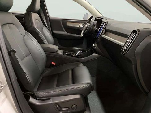 Used 2025 Volvo XC40 B5 Plus image 22