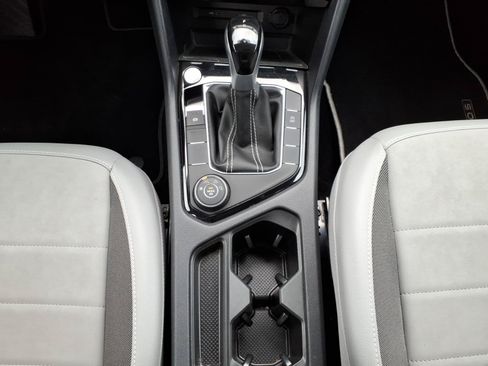 Used 2023 Volkswagen Taos SE w/ Panoramic Sunroof Package AWD/4WD image 19