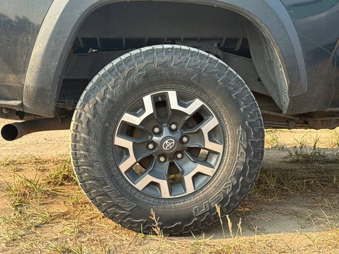 Used 2020 Toyota Tacoma TRD Off-Road w/ TRD Premium Off Road Package AWD/4WD image 3