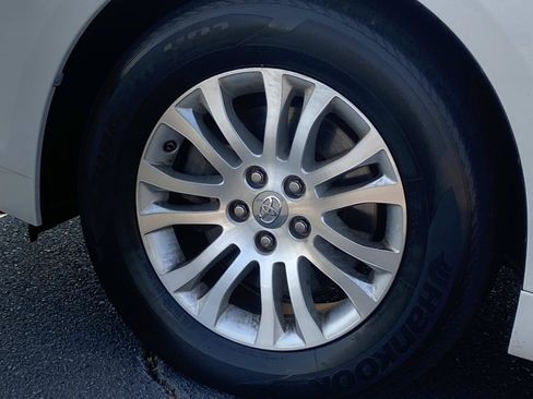 Used 2017 Toyota Sienna XLE w/ XLE Navigation Package FWD image 8