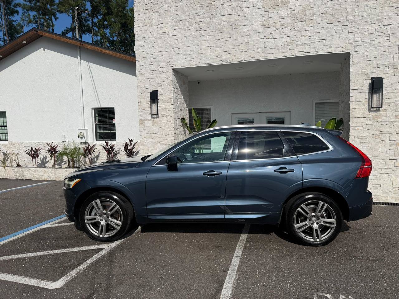 Used 2018 Volvo XC60 T6 Momentum w/ Convenience Package AWD/4WD image 2