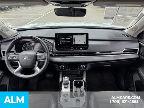 Used 2025 Mitsubishi Outlander SE FWD image 29