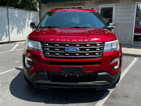 Used 2017 Ford Explorer XLT w/ Equipment Group 202A AWD/4WD image 2