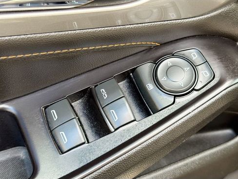 Used 2020 Chevrolet Traverse LT FWD image 17