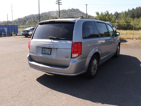 Used 2016 Dodge Grand Caravan SXT FWD image 5