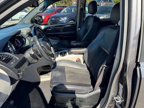 Used 2016 Dodge Grand Caravan SXT image 13