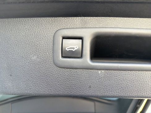 Used 2021 Toyota Highlander LE image 9