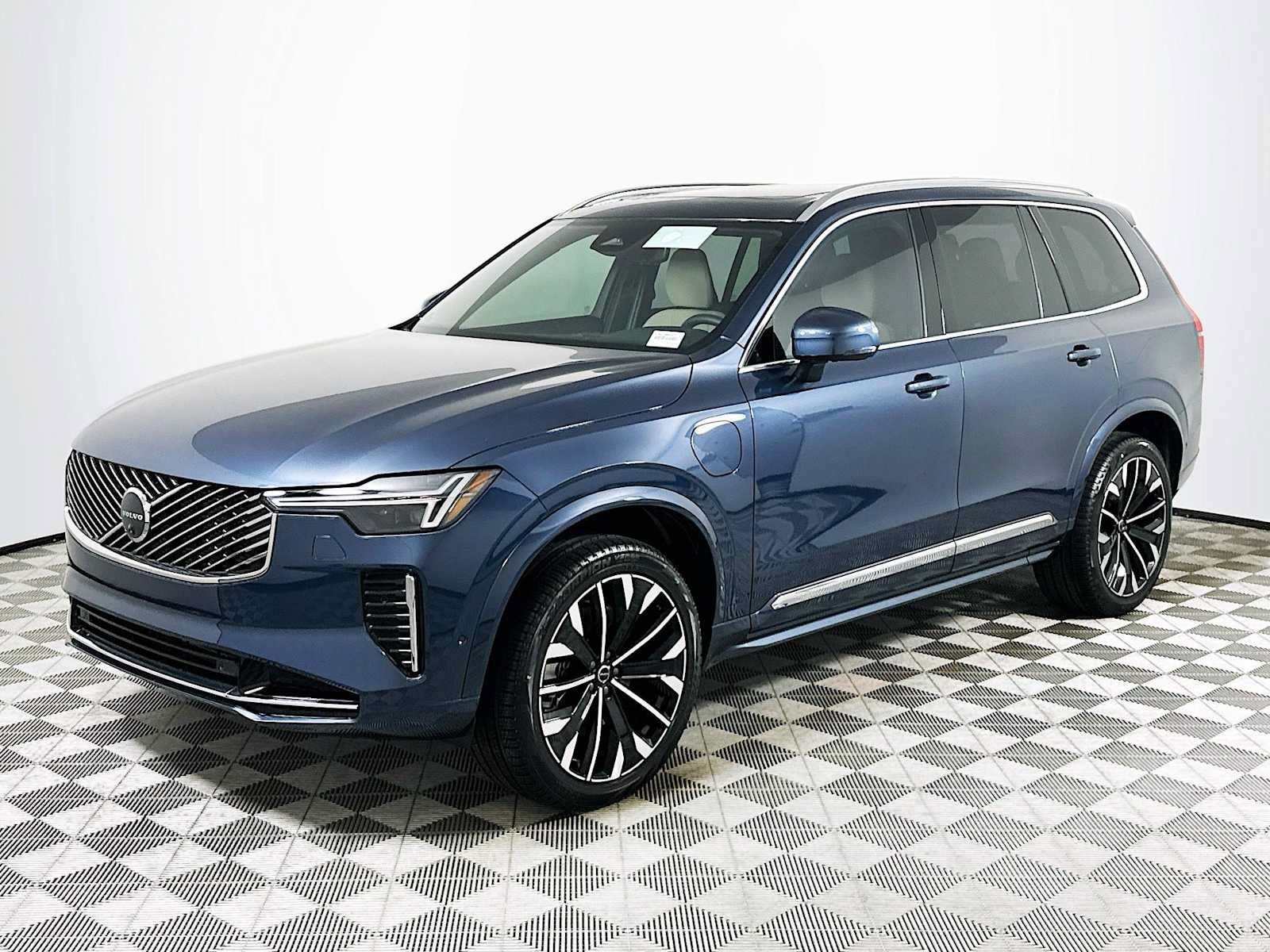 New 2026 Volvo XC90 T8 Plus w/ Protection Package Premier AWD/4WD image 3