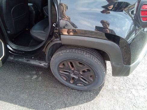 Used 2017 Jeep Renegade Trailhawk AWD/4WD image 28