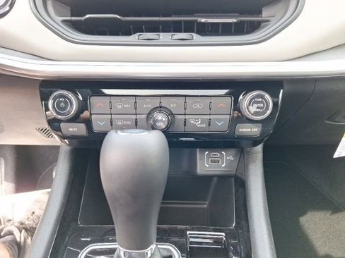 Used 2024 Jeep Compass Limited w/ Sun and Sound Group image 18