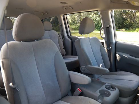 Used 2012 Kia Sedona LX image 14