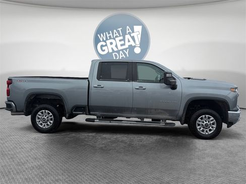 Used 2024 Chevrolet Silverado 2500 LT image 2