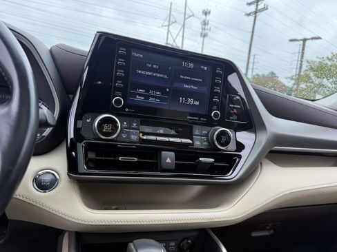 Used 2022 Toyota Highlander XLE image 10