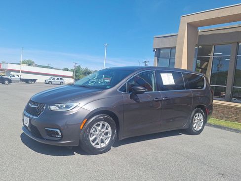 Used 2023 Chrysler Pacifica Touring-L FWD image 7