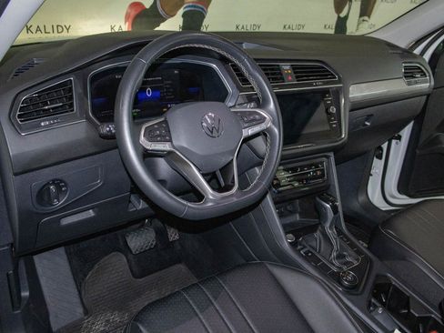 Used 2022 Volkswagen Tiguan SE image 5