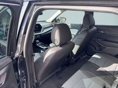 Used 2025 Chevrolet Trax LT image 28