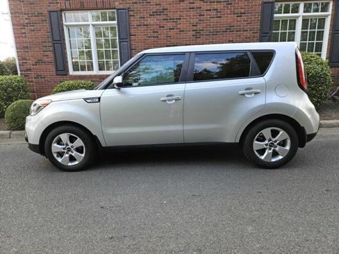 Used 2018 Kia Soul ! image 2