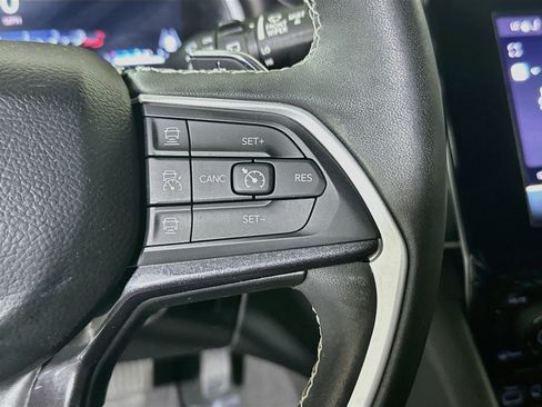 Used 2023 Jeep Grand Cherokee Altitude RWD image 17