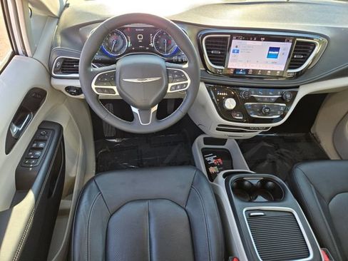 Used 2022 Chrysler Pacifica Touring-L FWD image 18