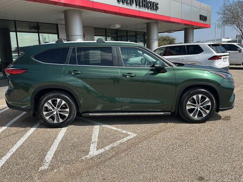 Used 2023 Toyota Highlander XLE image 2