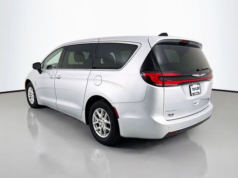 Used 2023 Chrysler Pacifica Touring-L FWD image 5