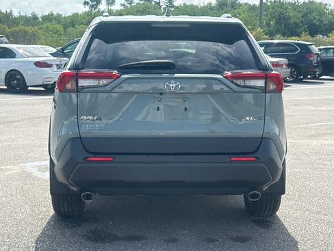 Used 2022 Toyota RAV4 XLE w/ Convenience Package FWD image 3