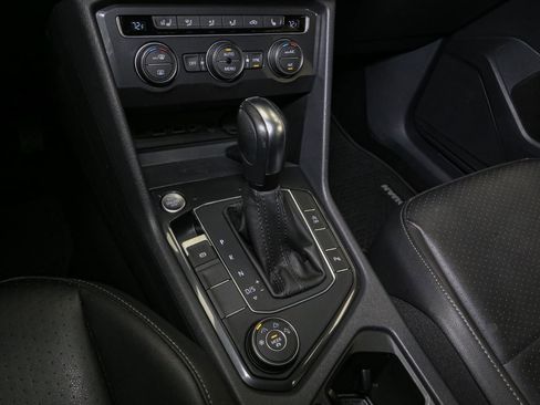 Used 2020 Volkswagen Tiguan SEL AWD/4WD image 35