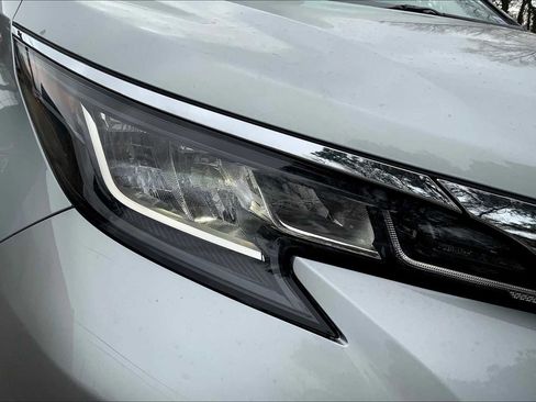 Used 2023 Toyota Sienna XLE FWD image 27