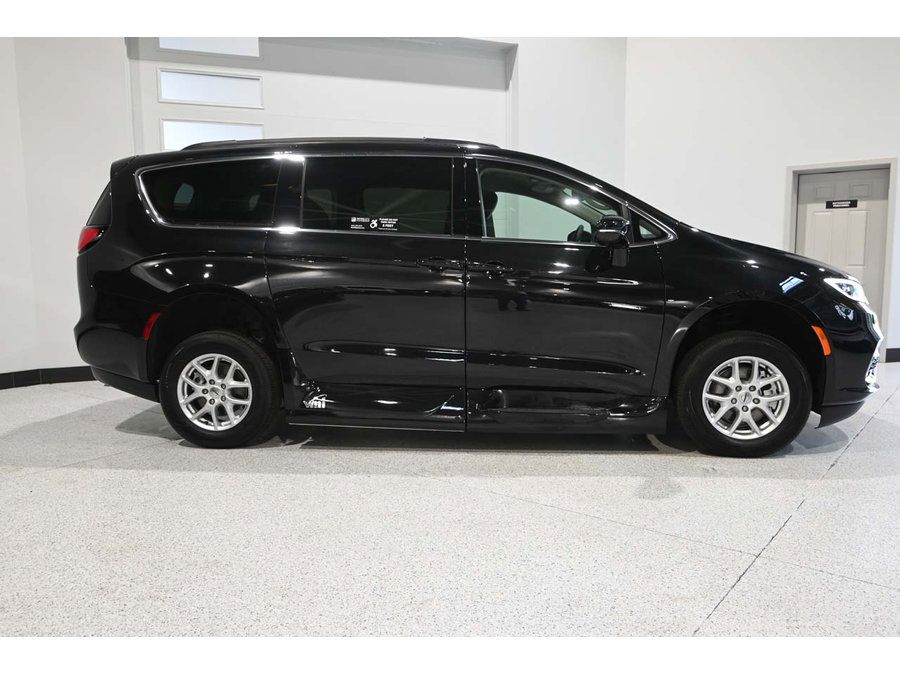Used 2022 Chrysler Pacifica Touring-L FWD image 5
