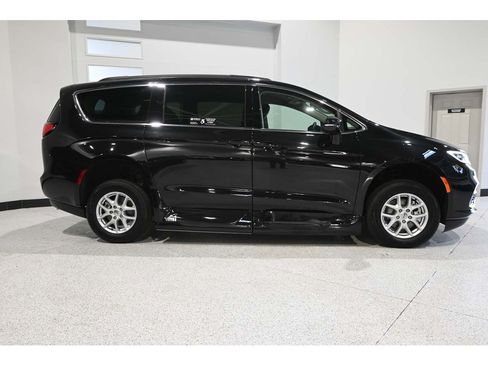 Used 2022 Chrysler Pacifica Touring-L FWD image 5