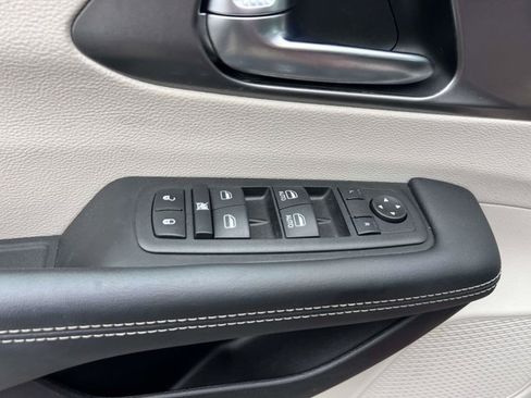Certified 2023 Chrysler Pacifica Touring-L FWD image 16