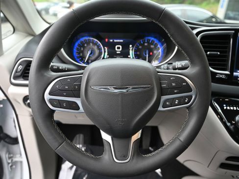 Used 2024 Chrysler Pacifica Touring-L FWD image 23