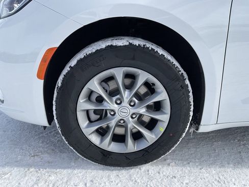 New 2026 Chrysler Pacifica Limited w/ Uconnect Theater Family Group image 17