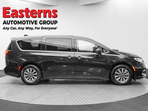 Used 2023 Chrysler Pacifica Touring-L image 4