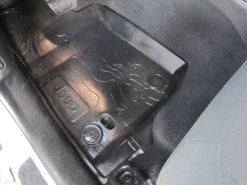 Used 2022 Jeep Gladiator Sport AWD/4WD image 16