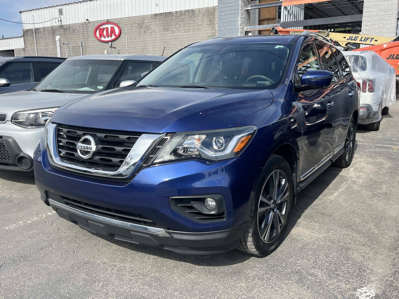 Used 2019 Nissan Pathfinder Platinum AWD/4WD image 2