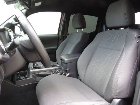 Certified 2019 Toyota Tacoma TRD Sport w/ Technology Package AWD/4WD image 15