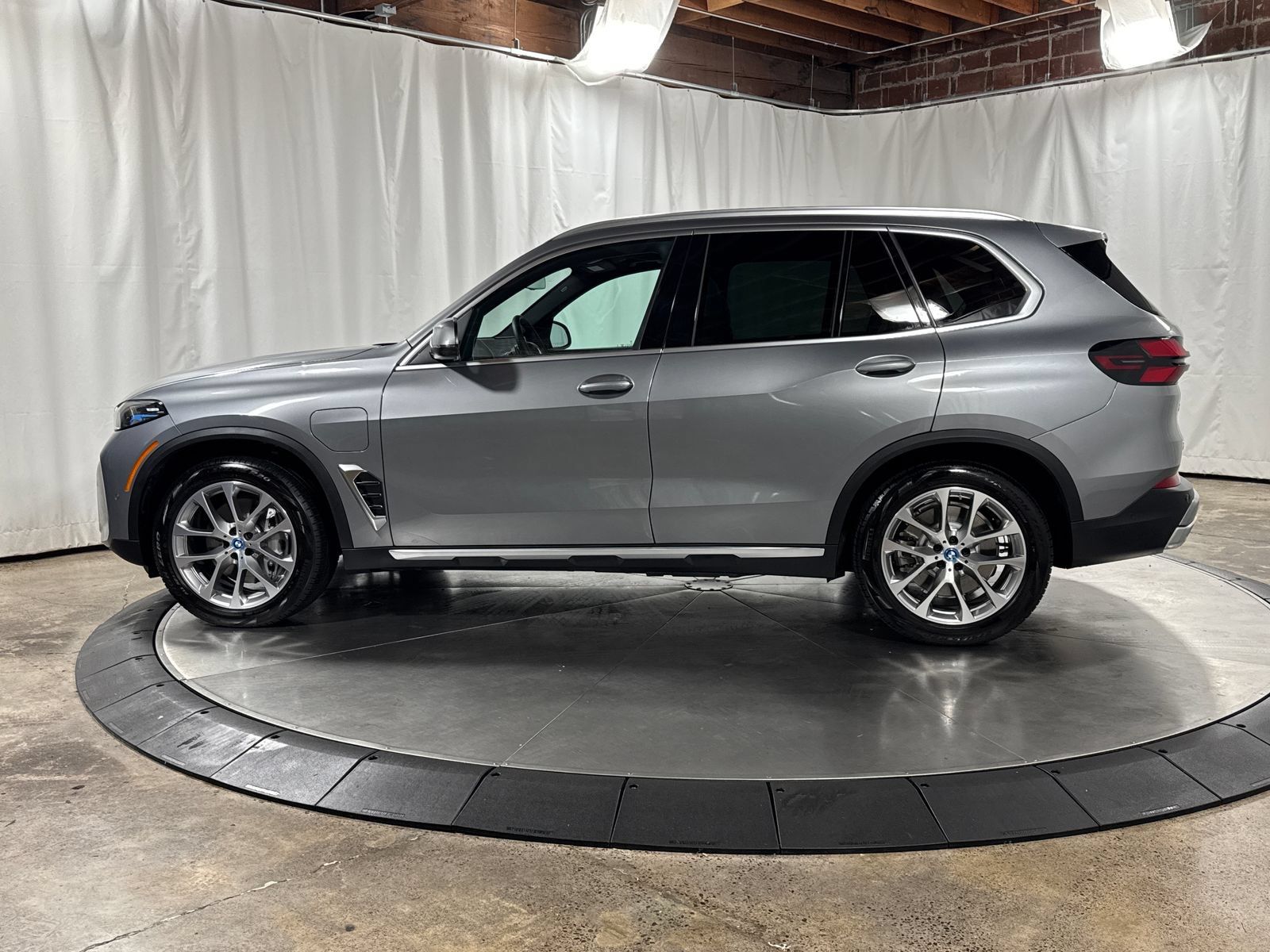 Used 2025 BMW X5 xDrive50e AWD/4WD image 6