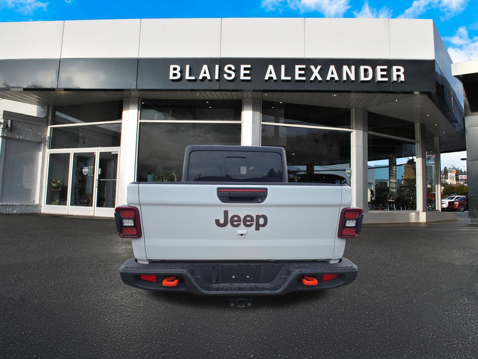 Used 2025 Jeep Gladiator Mojave w/ Convenience Group AWD/4WD image 4