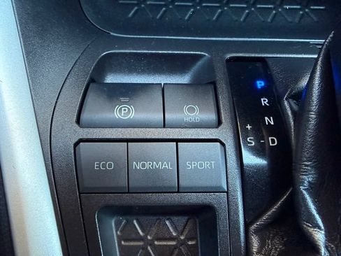 Used 2020 Toyota RAV4 XLE FWD image 11
