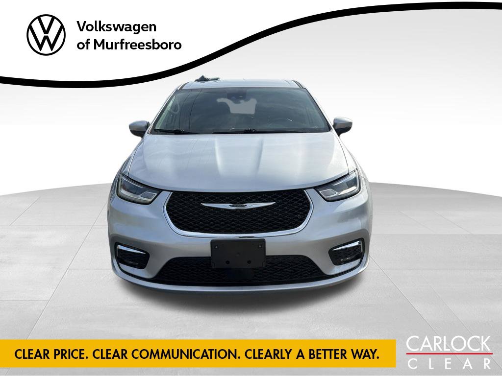 Used 2023 Chrysler Pacifica Touring-L FWD image 3