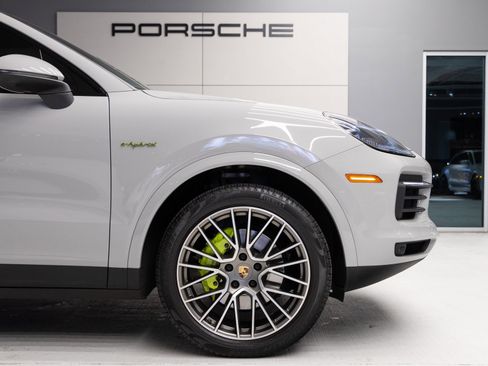 Used 2023 Porsche Cayenne Platinum Edition image 11