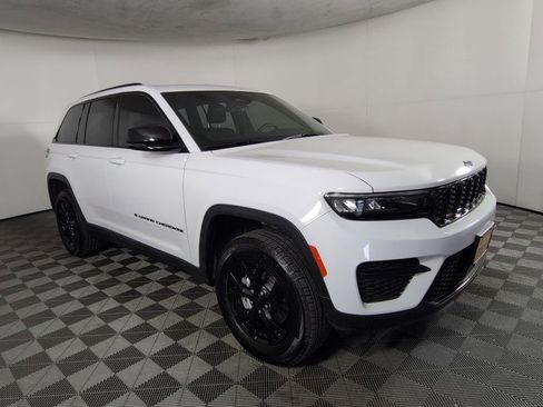Certified 2025 Jeep Grand Cherokee Altitude AWD/4WD image 3